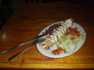 Dinner: Burrito de chorizo con frijoles y lechuga!